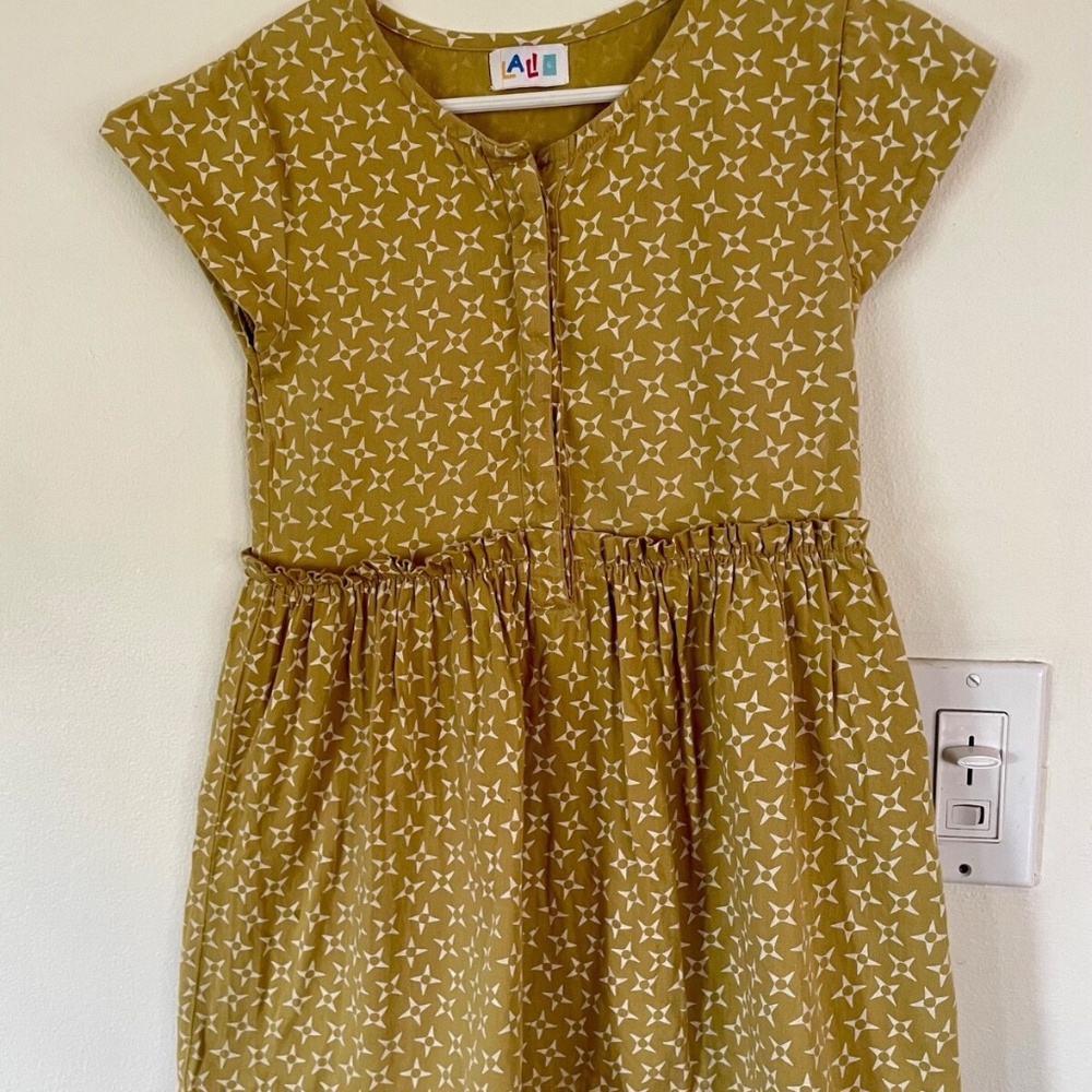 Lali kids little girls size 6 short sleeve dress in mustard geometric print